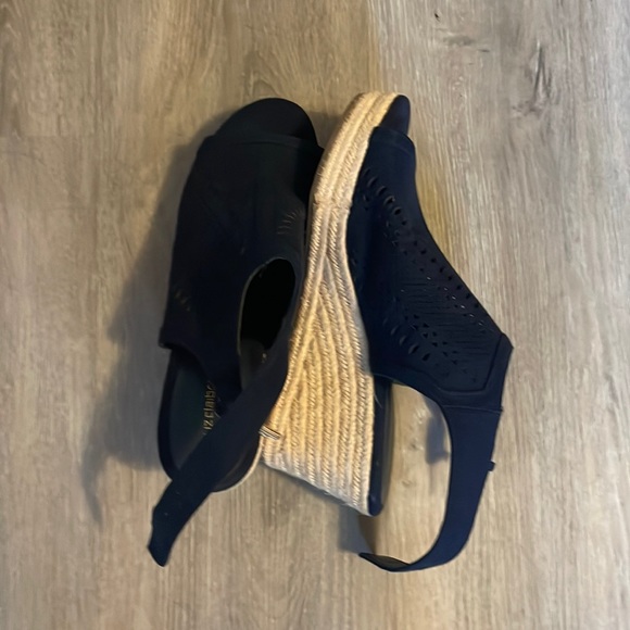 These are Liz Claiborne, navy blue, size 71/2 shoes. - Picture 1 of 2